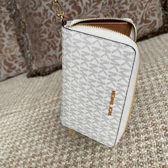 Michael Kors Jet Set Travel LG Flat MF Phone Case - Picture 8 of 16